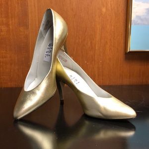 Nine West gold pumps, size 7B.